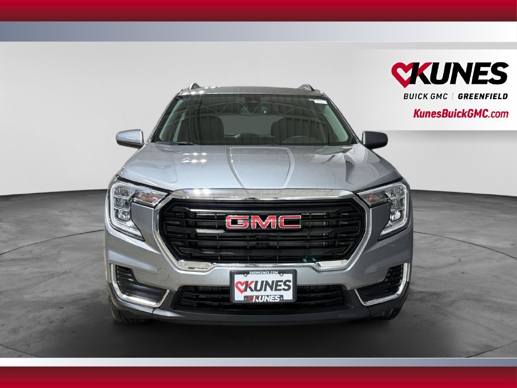 Used 2024 GMC Terrain SLE w/ Driver Convenience Package FWD image 4