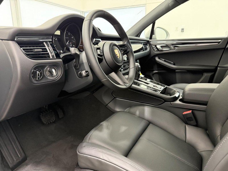 New 2026 Porsche Macan AWD/4WD image 4