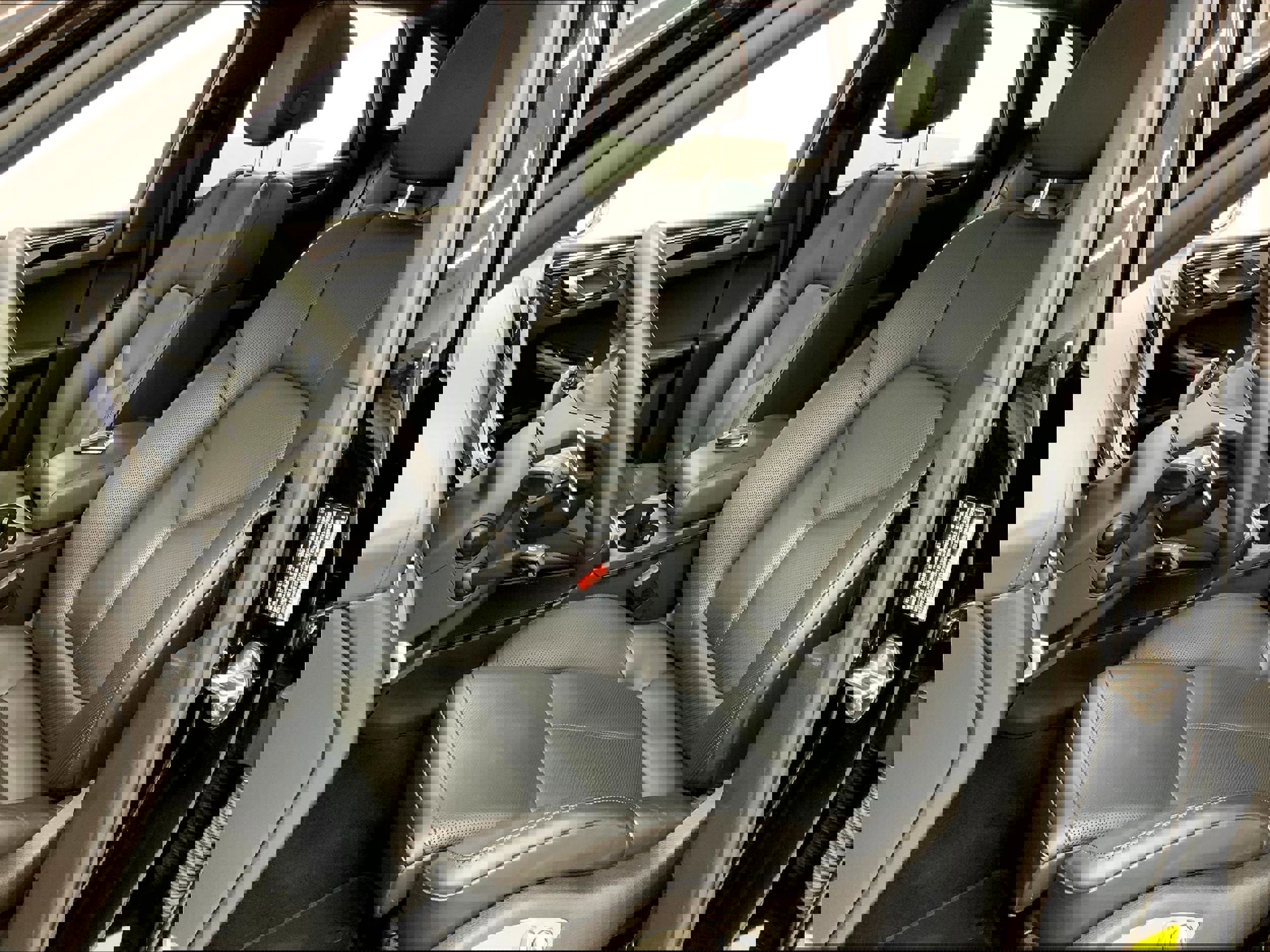 Used 2023 Porsche Macan Turbo image 5