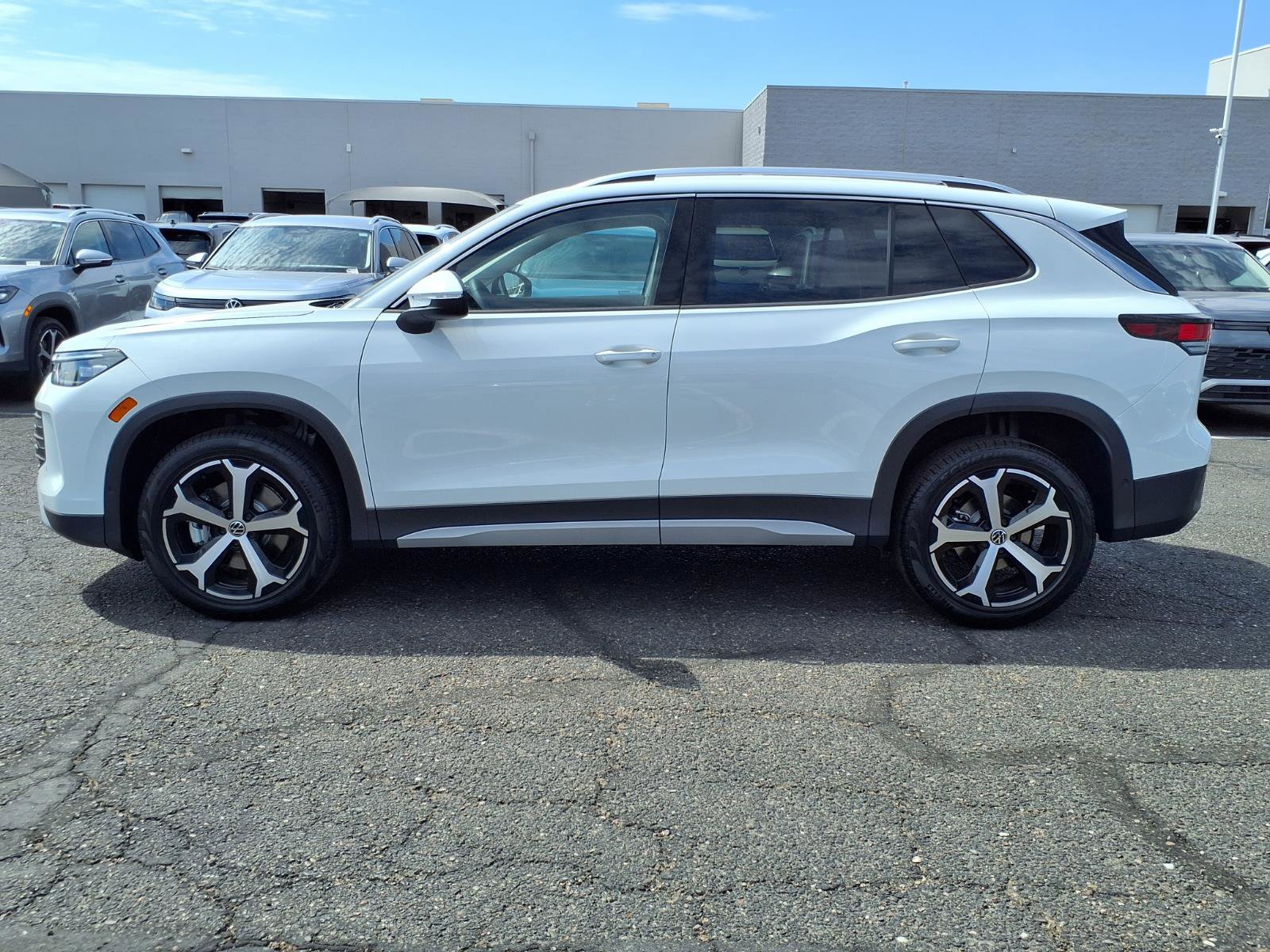 New 2026 Volkswagen Tiguan SE image 2