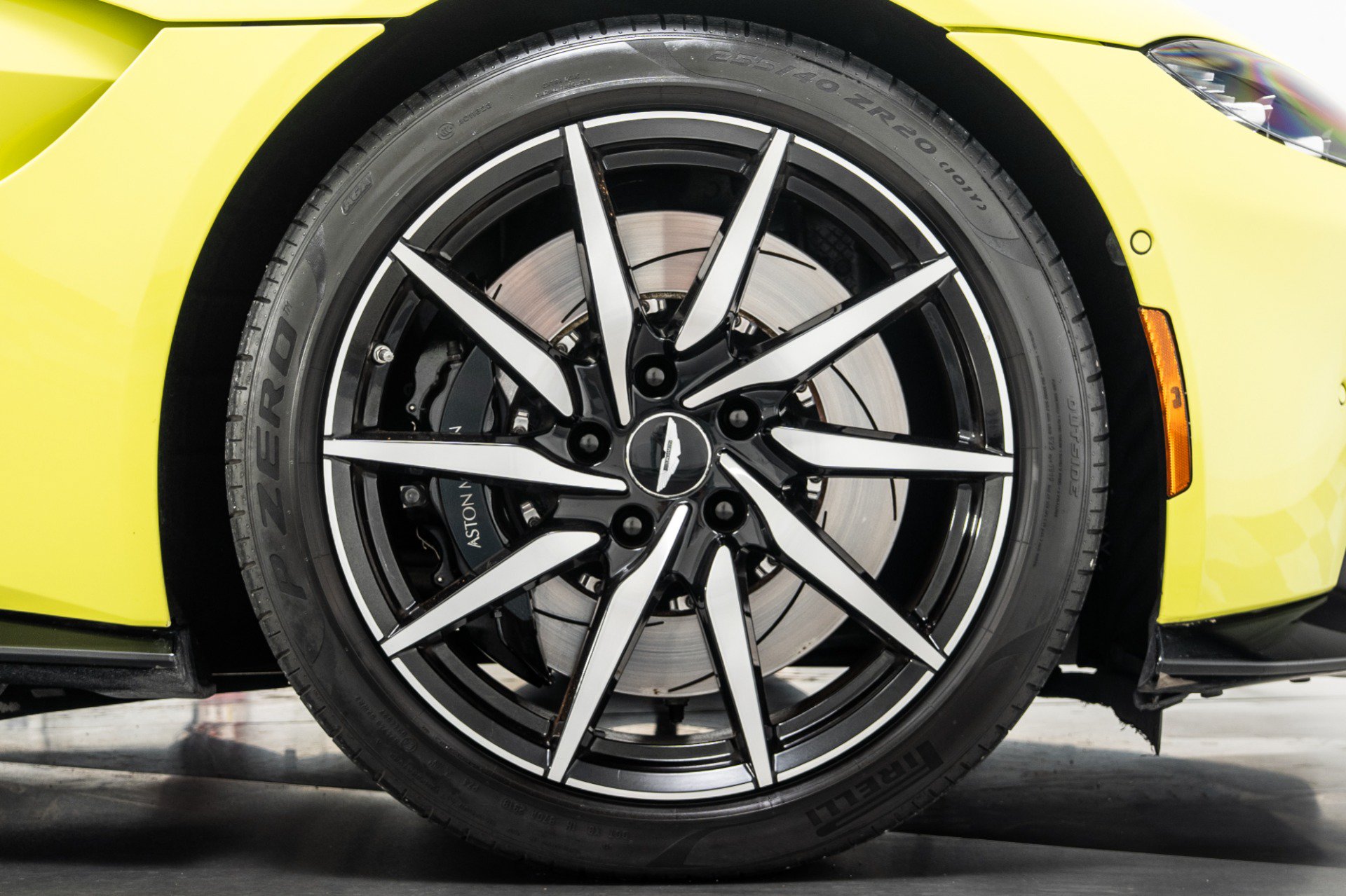 Used 2019 Aston Martin V8 Vantage Coupe RWD image 36