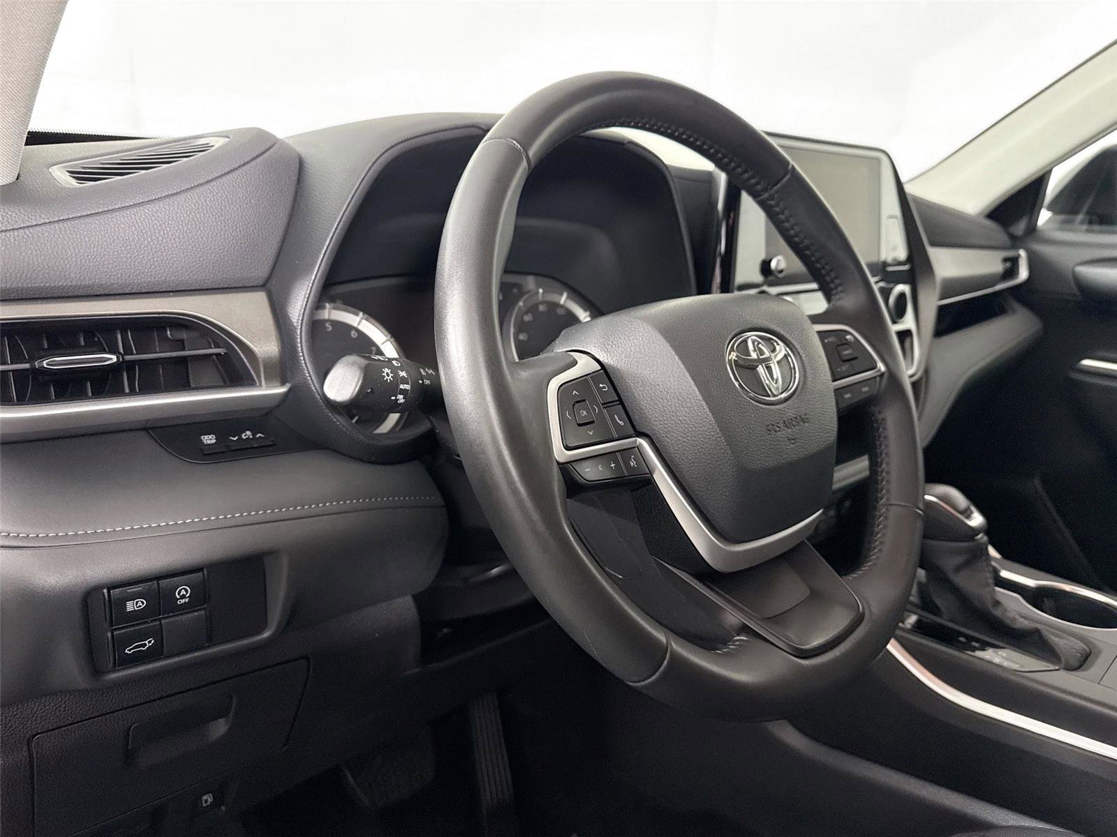 Certified 2025 Toyota Highlander LE FWD image 4
