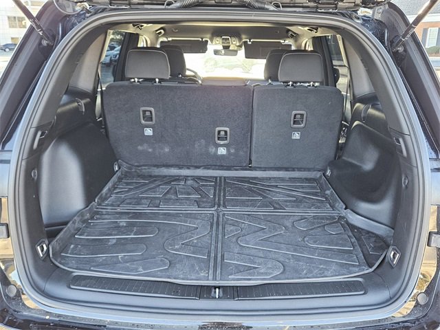 Used 2025 Jeep Grand Cherokee Laredo image 12