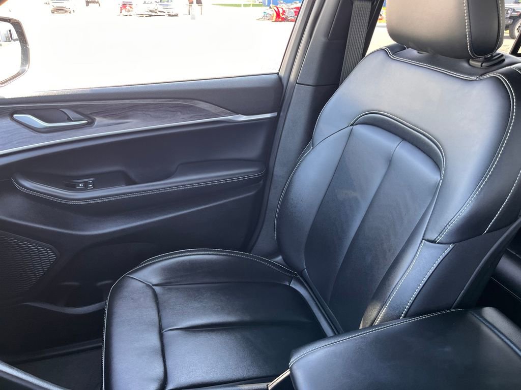 Used 2024 Jeep Grand Cherokee Limited image 31