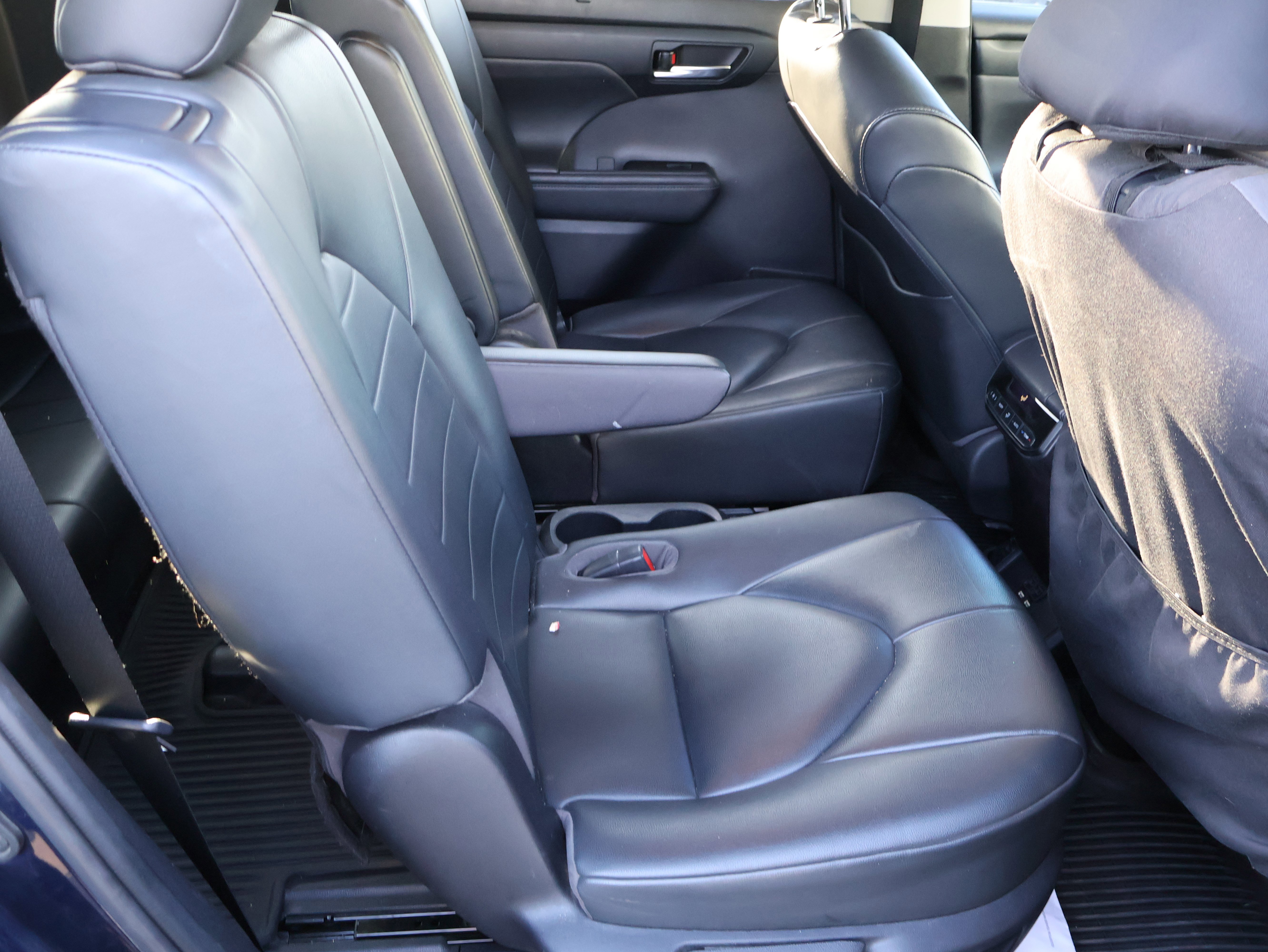 Used 2020 Toyota Highlander XLE image 14