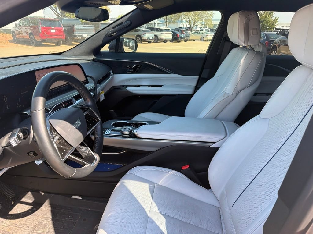 Used 2024 Cadillac Lyriq Luxury AWD/4WD image 6