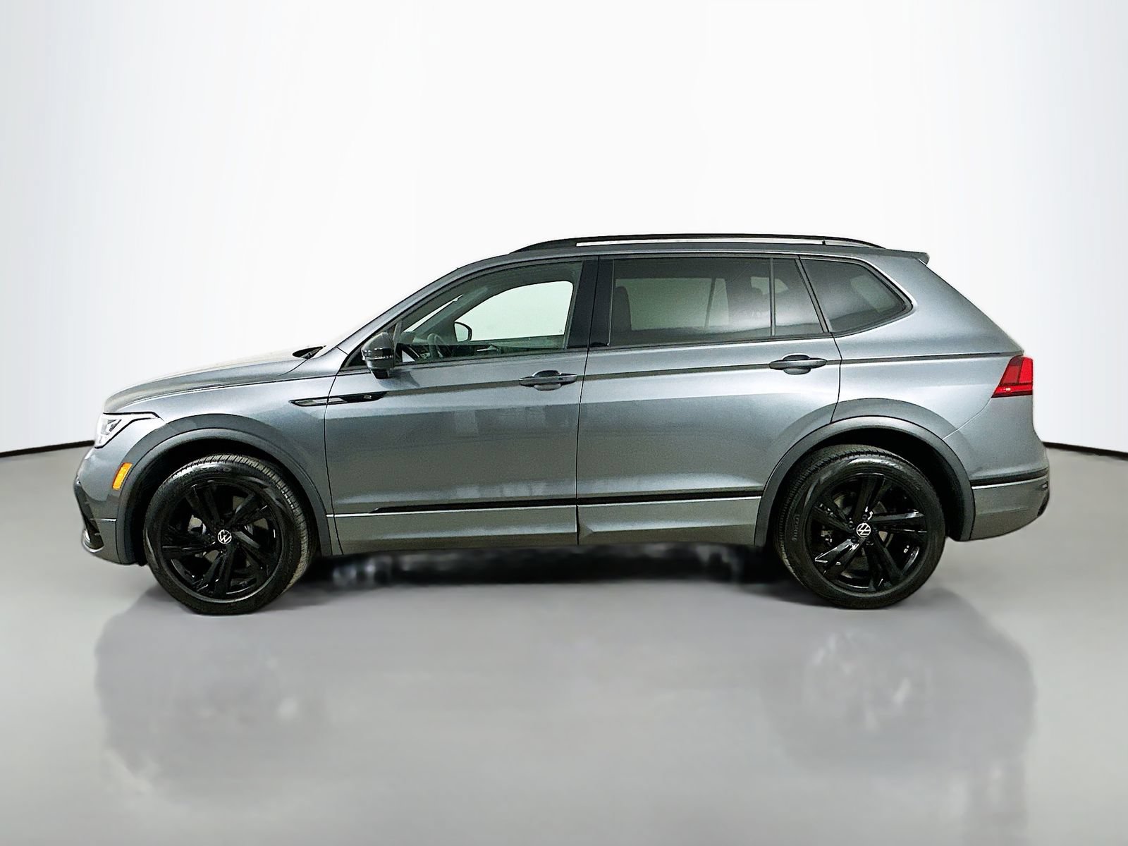 Used 2023 Volkswagen Tiguan SE R-Line AWD/4WD image 8