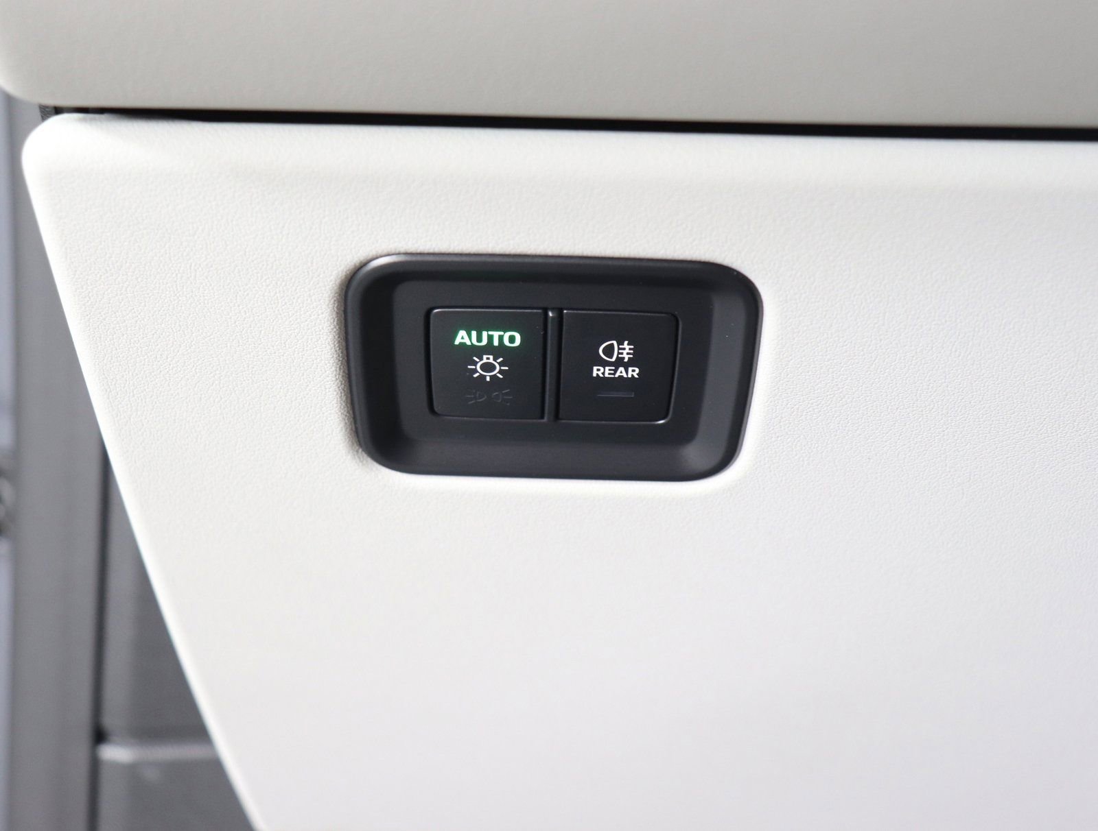 Certified 2025 Porsche Macan Electric RWD image 34