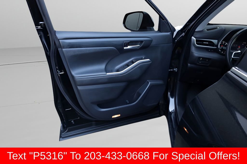 Used 2023 Toyota Highlander XLE AWD/4WD image 15