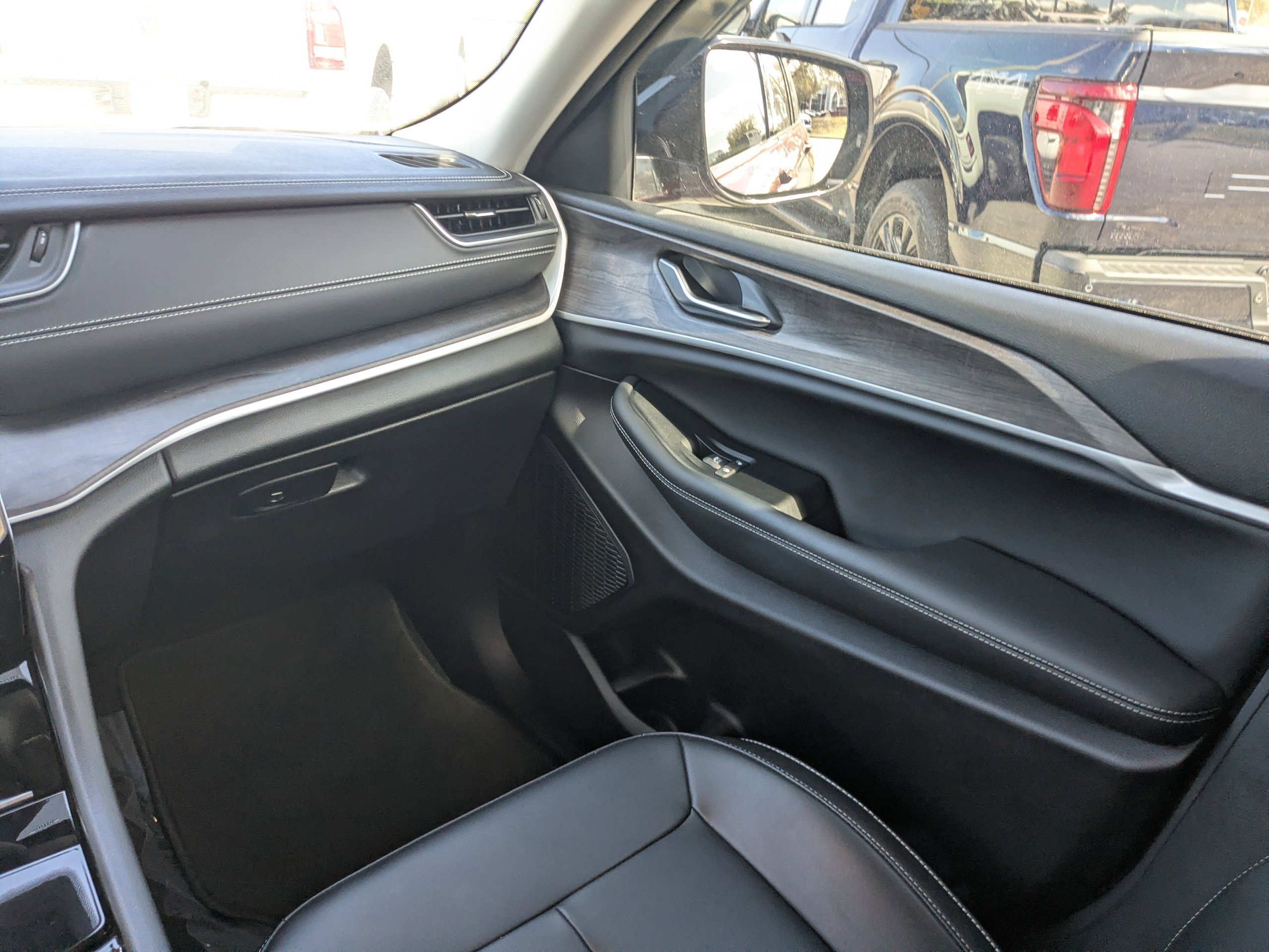 Used 2023 Jeep Grand Cherokee Limited RWD image 17