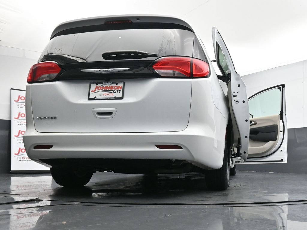 Used 2022 Chrysler Voyager LX image 43