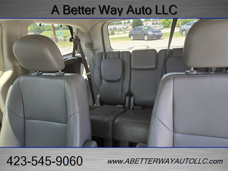Used 2011 Volkswagen Routan SE FWD image 9