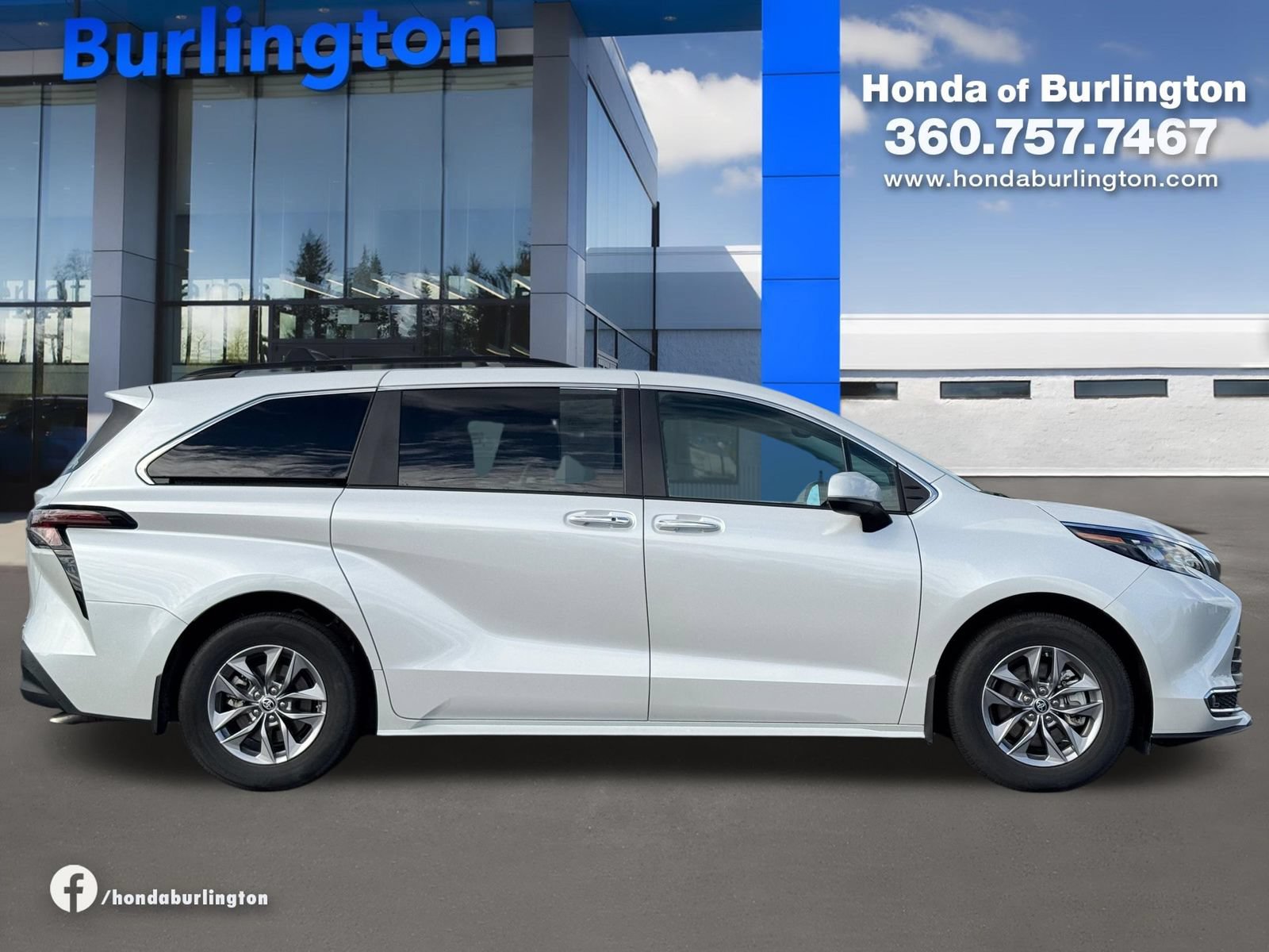 Used 2024 Toyota Sienna XLE w/ XLE Plus Package AWD/4WD image 7