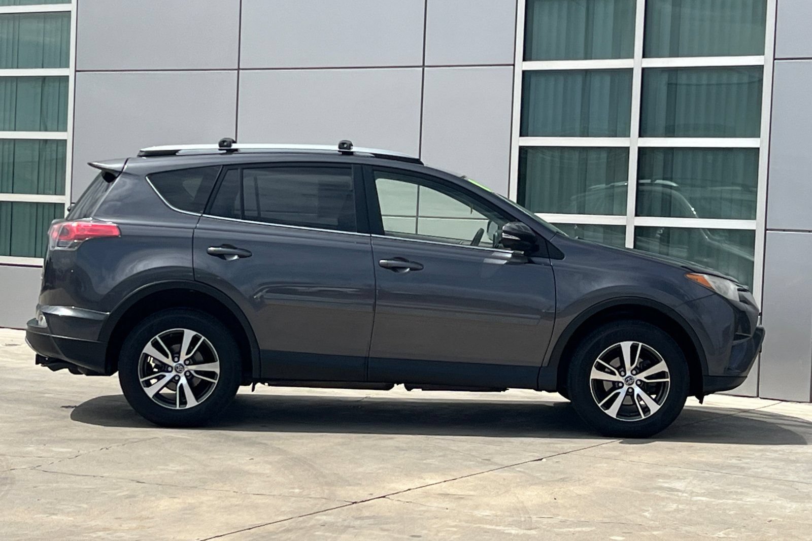 Used 2018 Toyota RAV4 XLE AWD/4WD image 3