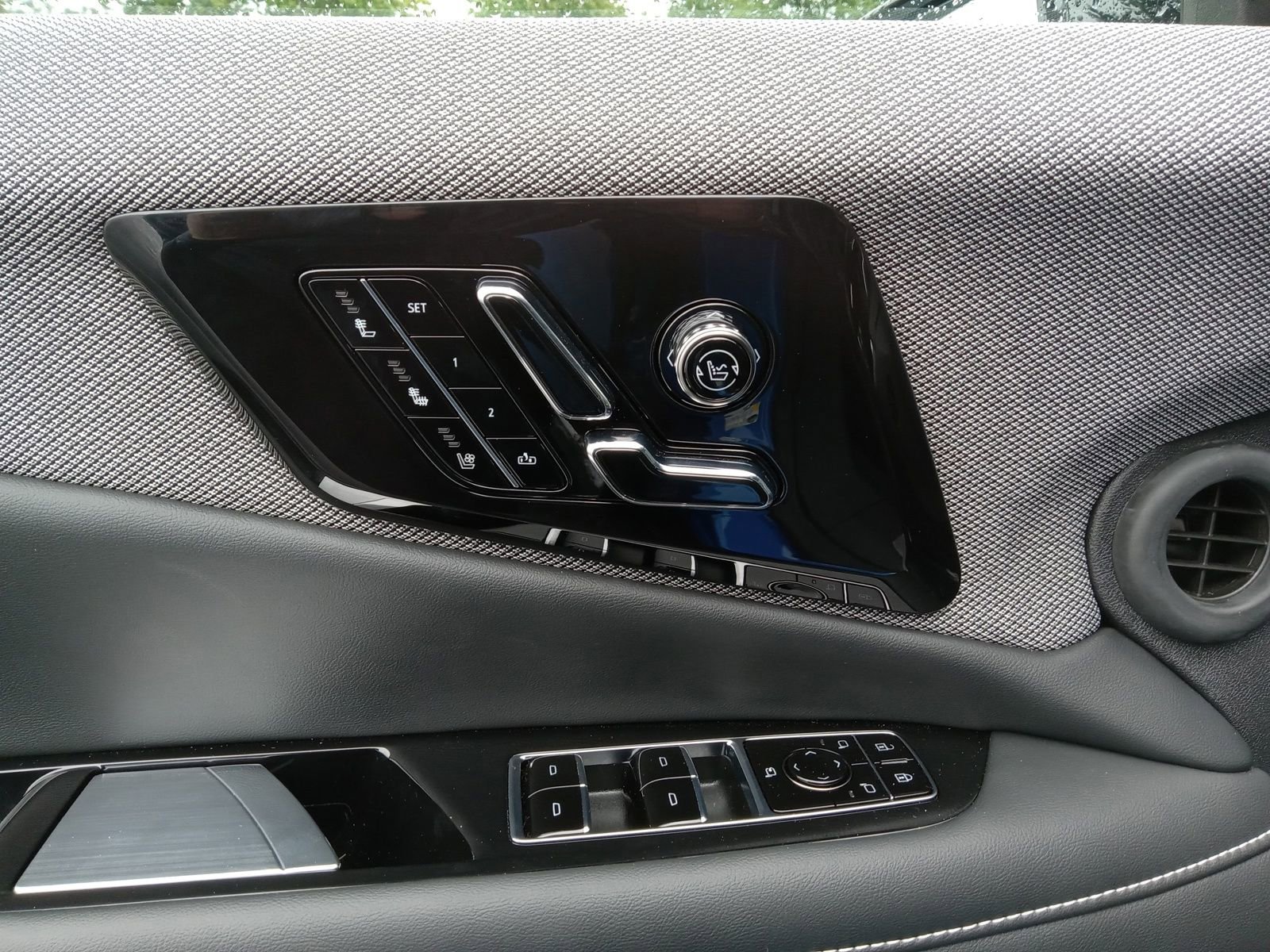 New 2025 Cadillac Optiq Luxury 2 w/ LPO, ONYX Package image 9