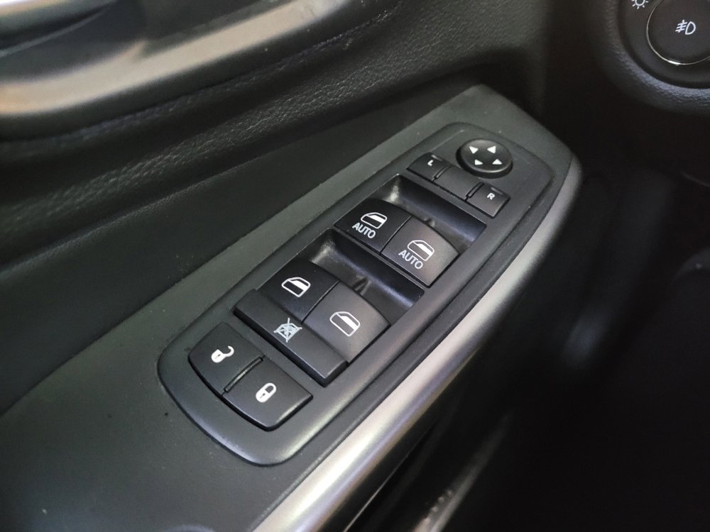 Used 2019 Jeep Cherokee Overland w/ Technology Group AWD/4WD image 27