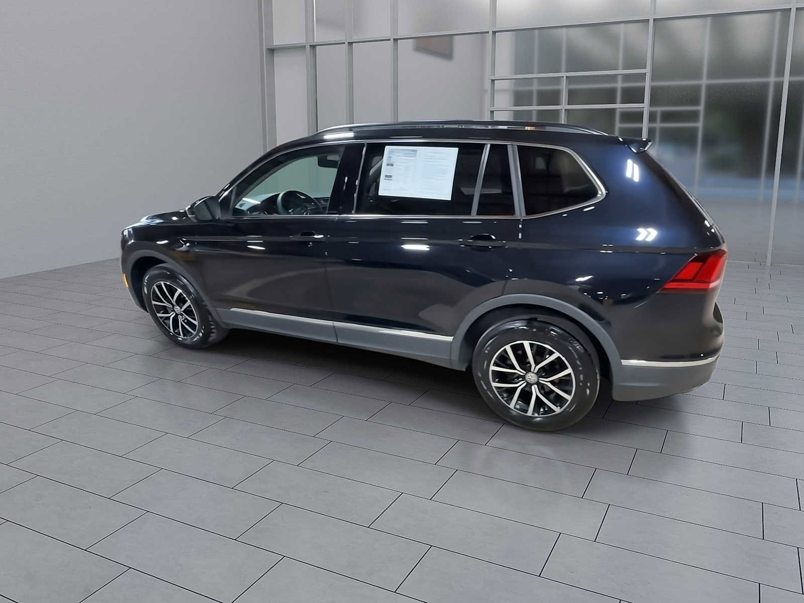 Used 2021 Volkswagen Tiguan SE w/ Panoramic Sunroof Package image 6