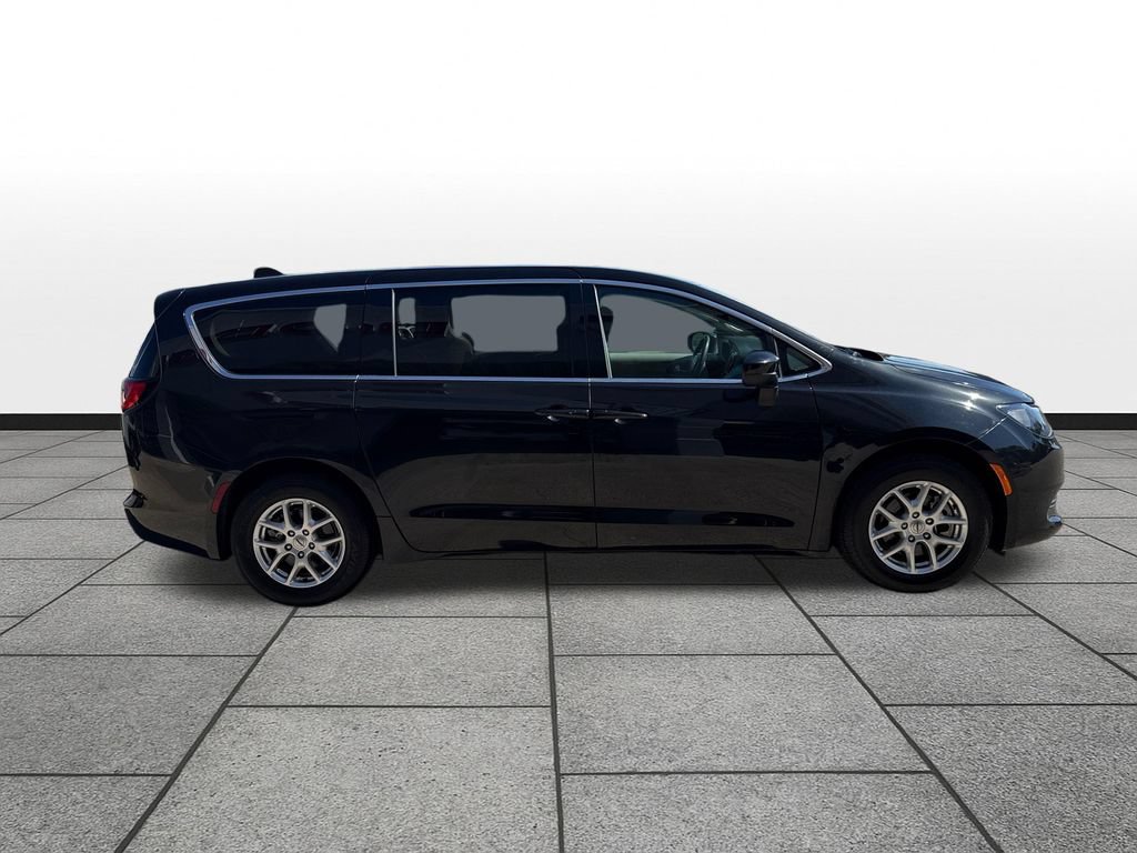 Used 2023 Chrysler Voyager LX FWD image 6