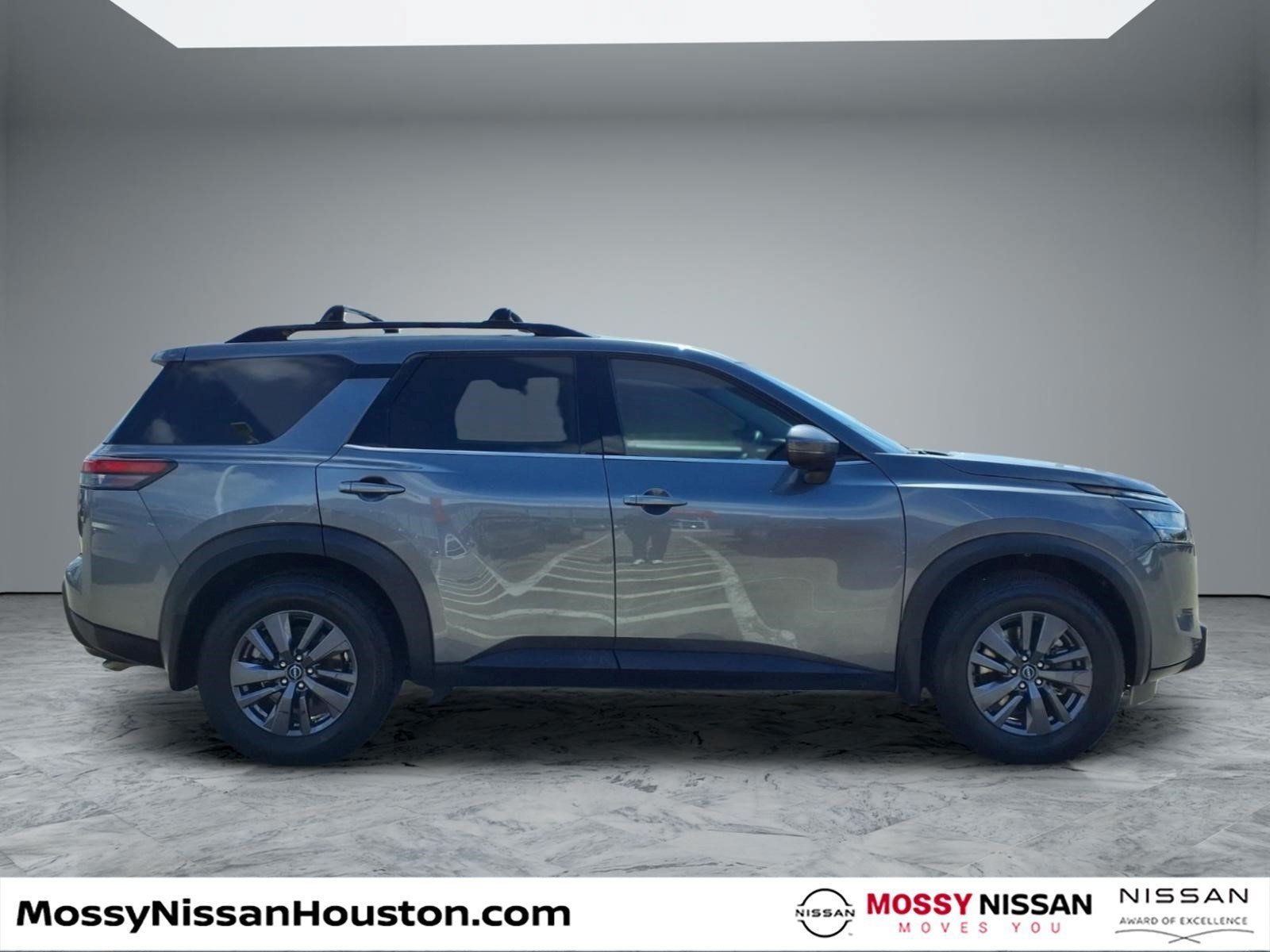 Used 2022 Nissan Pathfinder SV w/ SV Premium Package FWD image 8