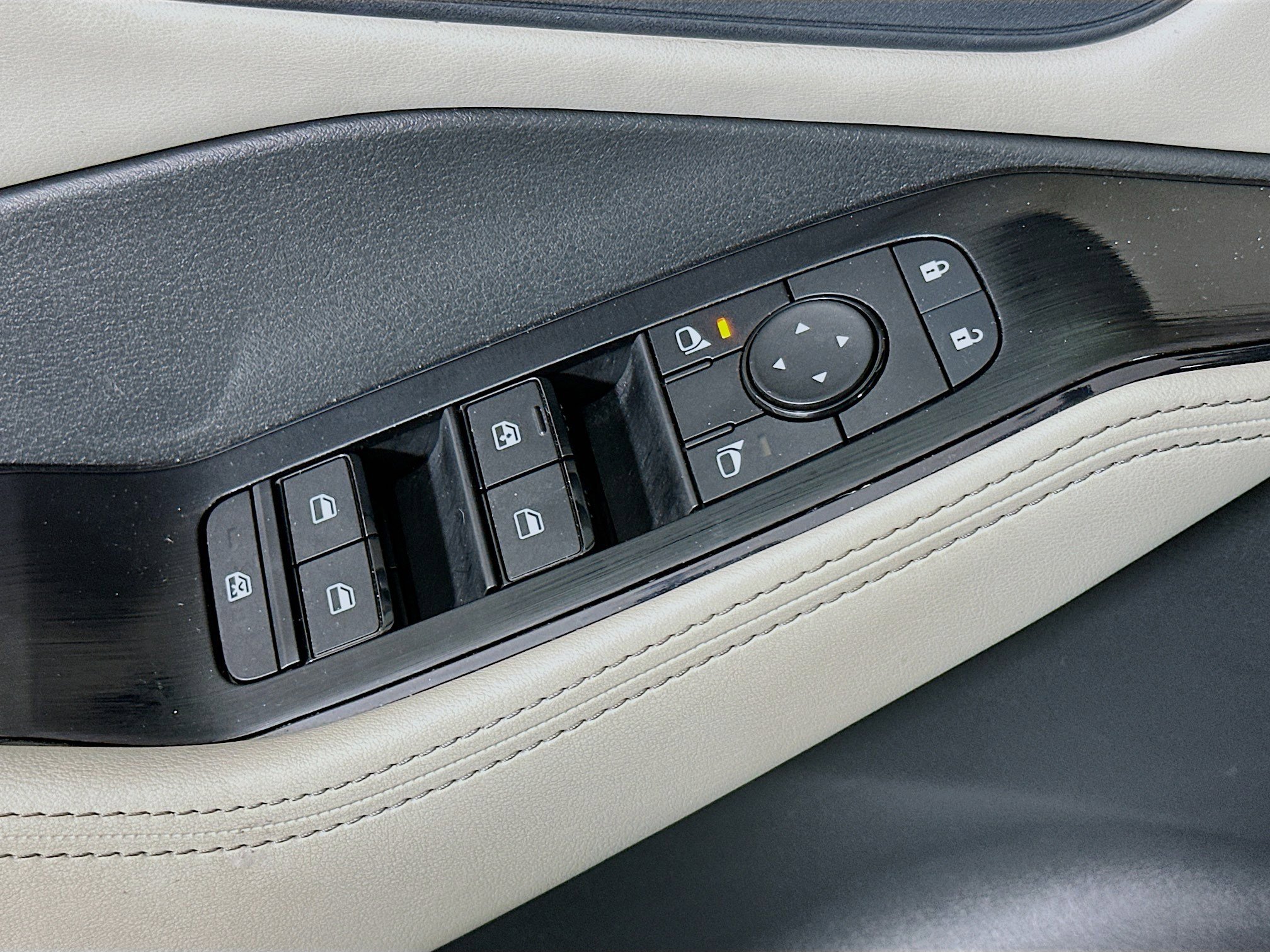 Used 2025 Nissan Rogue SV image 15