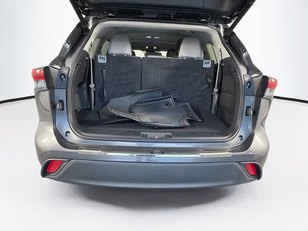 Used 2023 Toyota Highlander LE FWD image 26