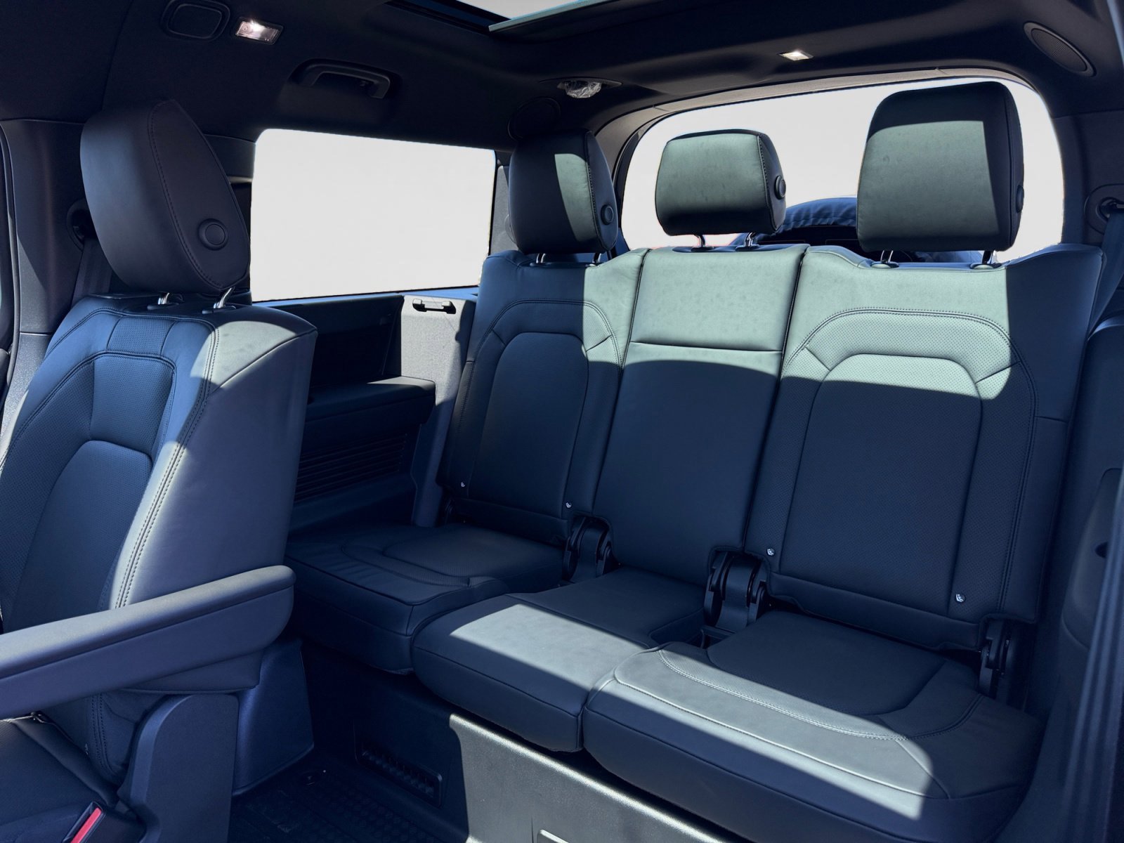 New 2026 Land Rover Defender 130 X-Dynamic SE AWD/4WD image 26