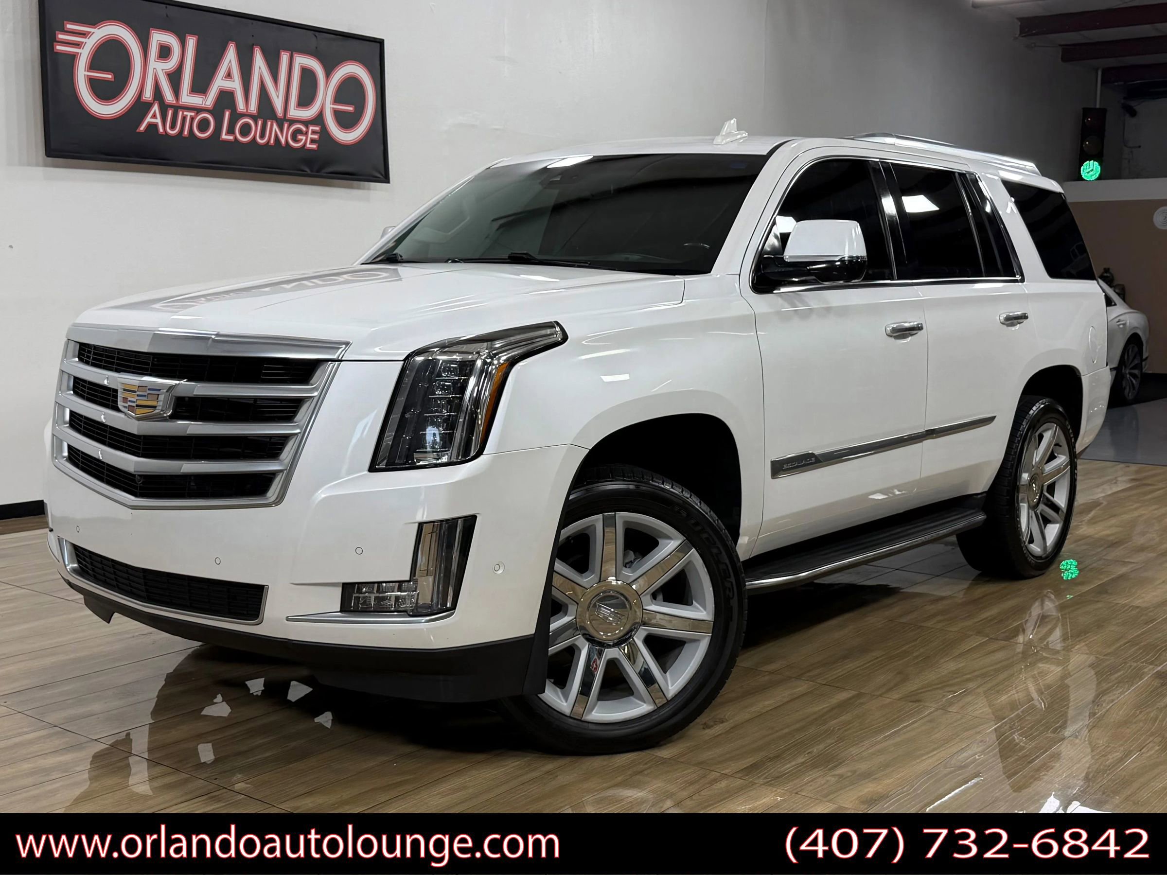 Used 2017 Cadillac Escalade Luxury Sport Utility 4D RWD image 1