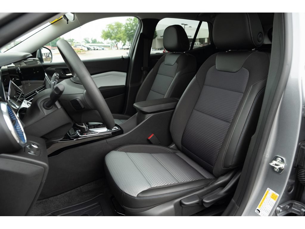 Used 2025 Chevrolet Trax LT FWD image 12