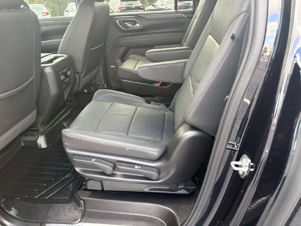 Used 2024 Chevrolet Suburban LT w/ Luxury Package AWD/4WD image 14