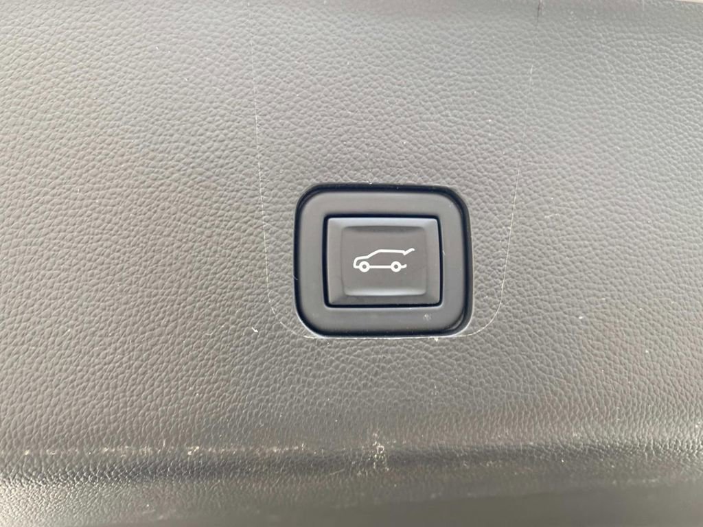 Used 2023 Chevrolet Traverse High Country image 5