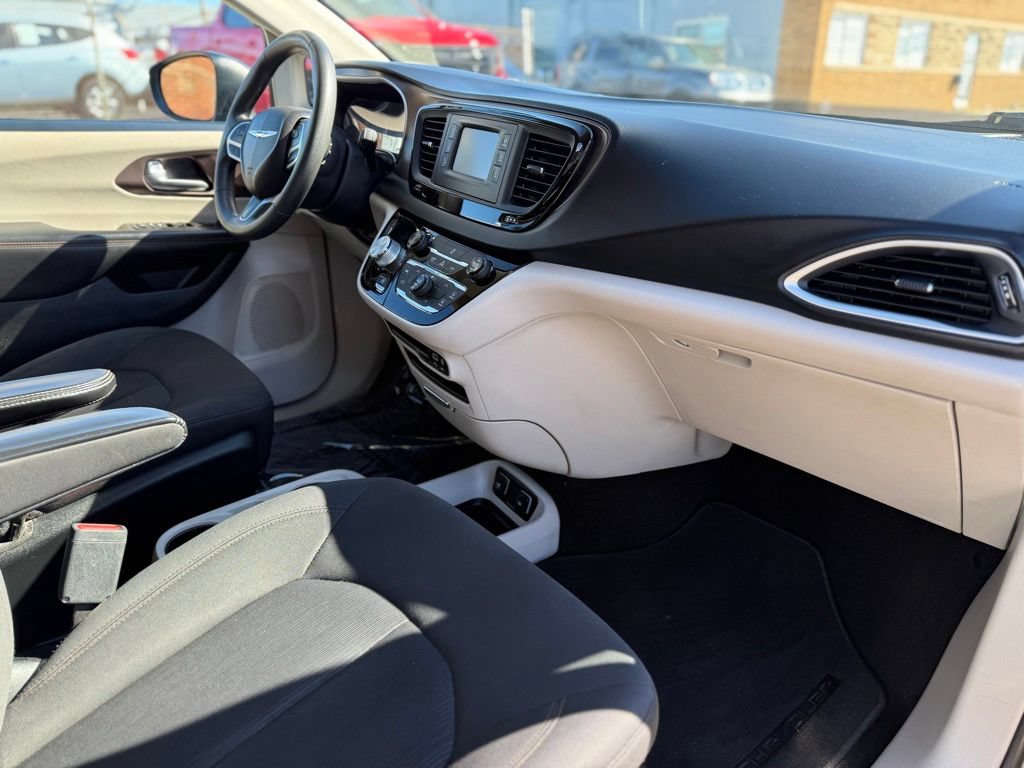 Used 2017 Chrysler Pacifica Touring FWD image 24