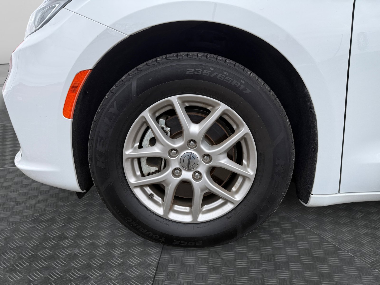 Used 2024 Chrysler Pacifica Touring-L FWD image 14