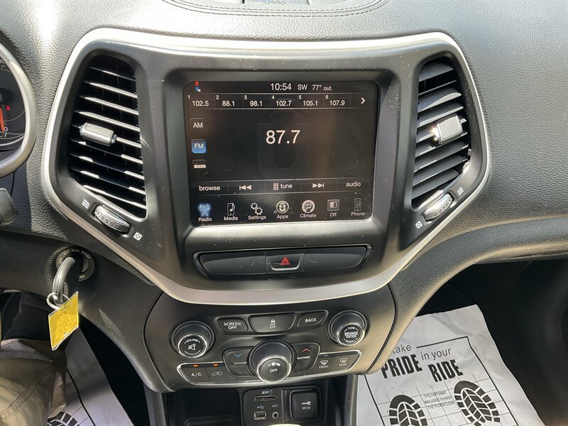 Used 2016 Jeep Cherokee Latitude FWD image 30
