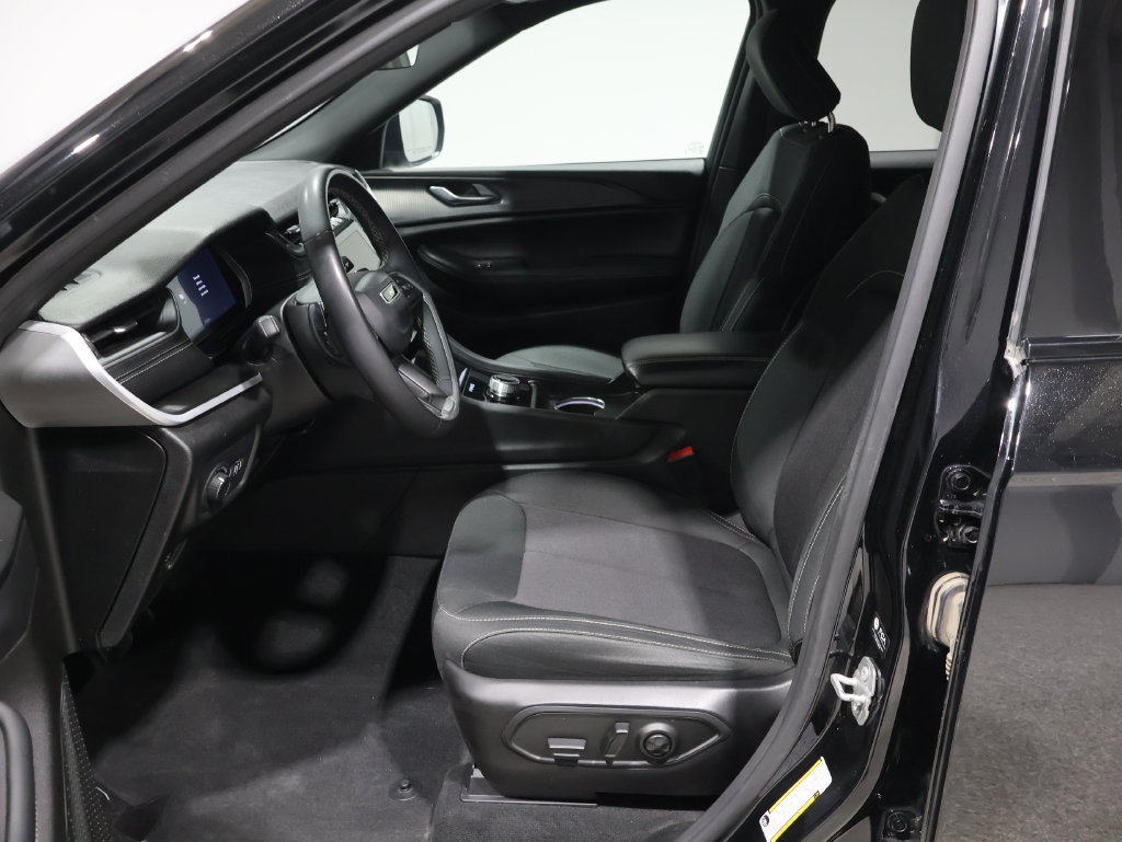 Used 2025 Jeep Grand Cherokee Laredo w/ Luxury Tech Group I AWD/4WD image 10