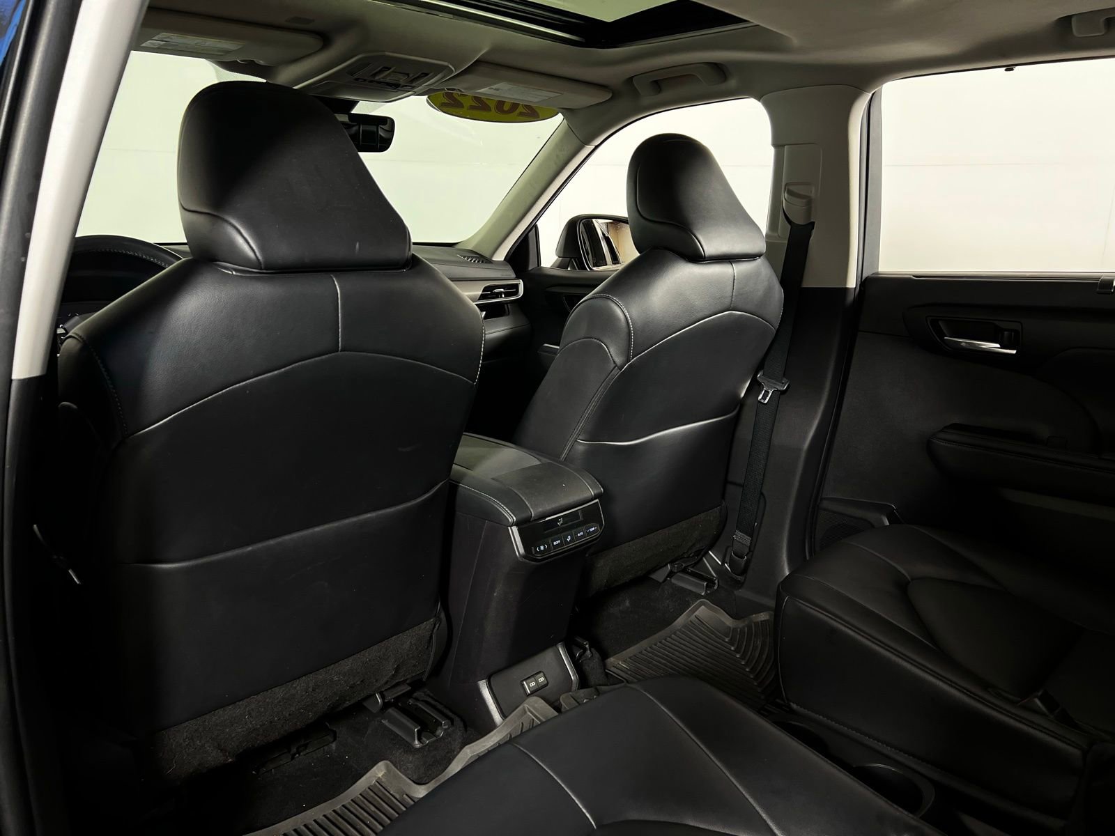 Used 2022 Toyota Highlander XLE FWD image 23
