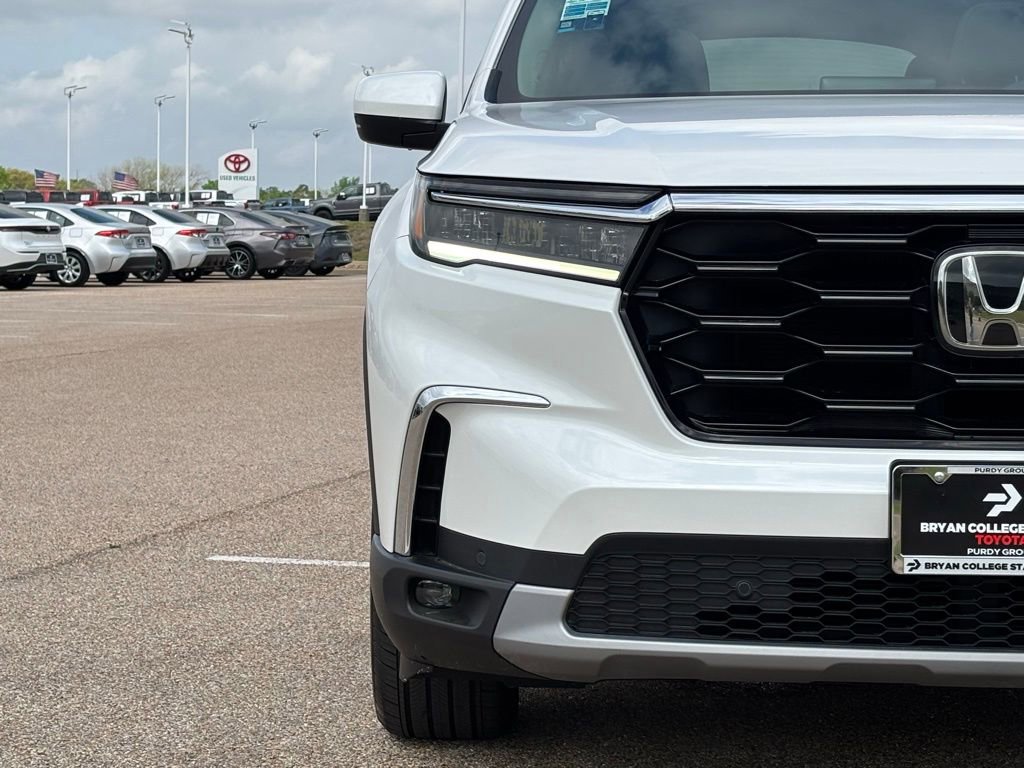 Used 2025 Honda Pilot Touring image 4