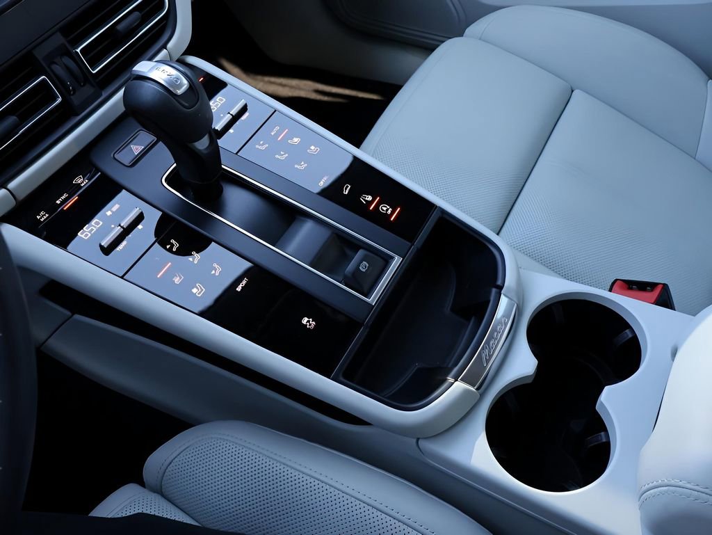 Certified 2024 Porsche Macan image 24