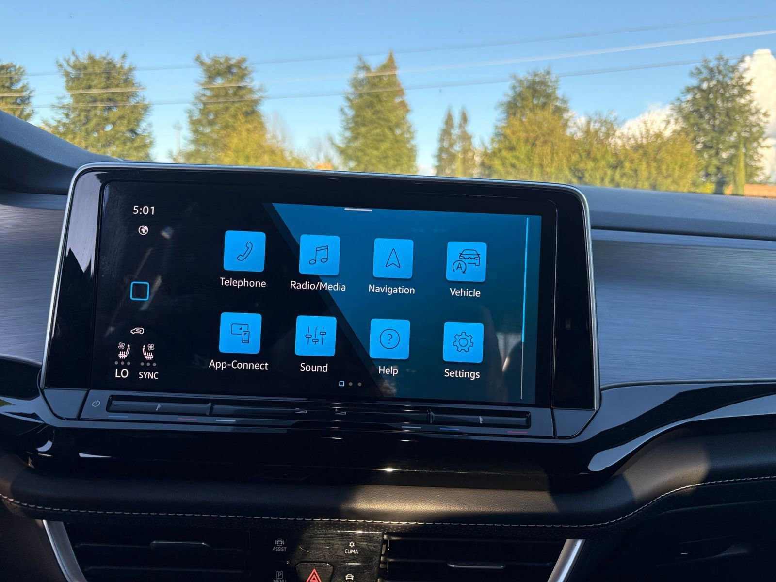 Used 2025 Volkswagen Atlas Cross Sport SE image 20