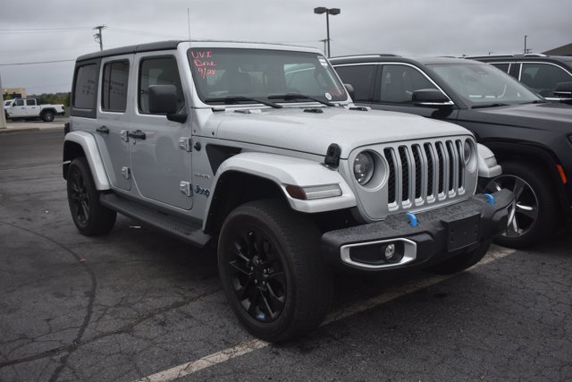 Used 2023 Jeep Wrangler Unlimited Sahara AWD/4WD image 3