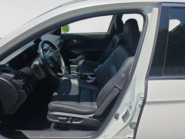 Used 2017 Honda Accord Touring image 11