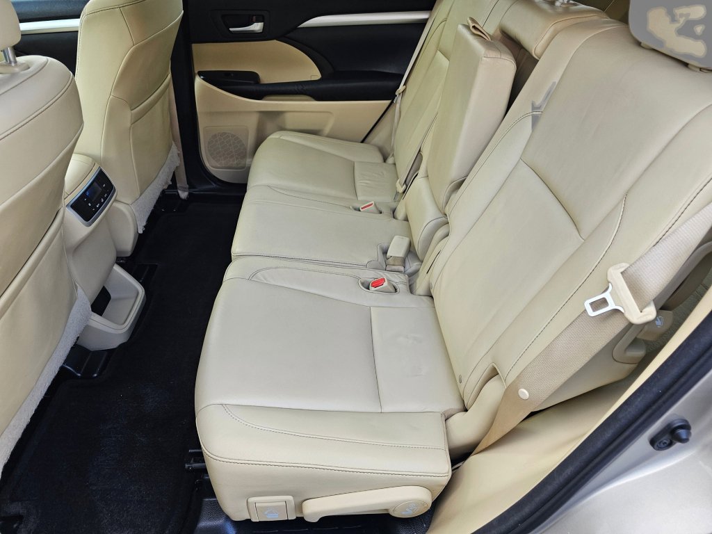 Used 2016 Toyota Highlander XLE image 24