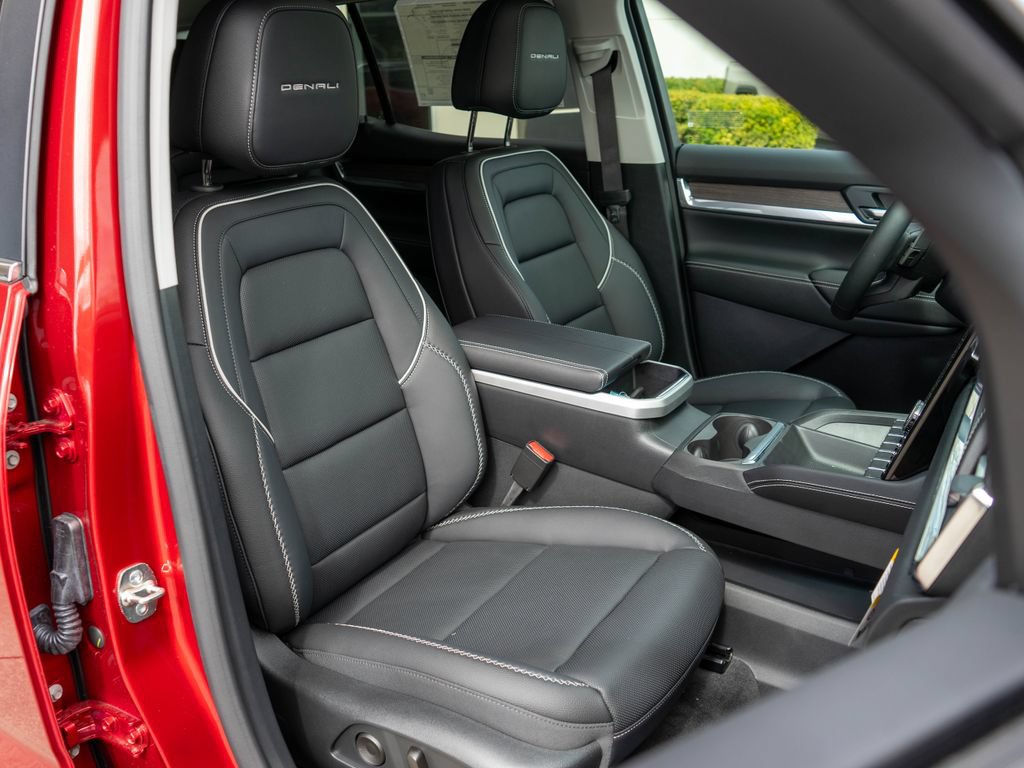 New 2026 GMC Terrain Denali w/ LPO, Black Badging Package AWD/4WD image 9