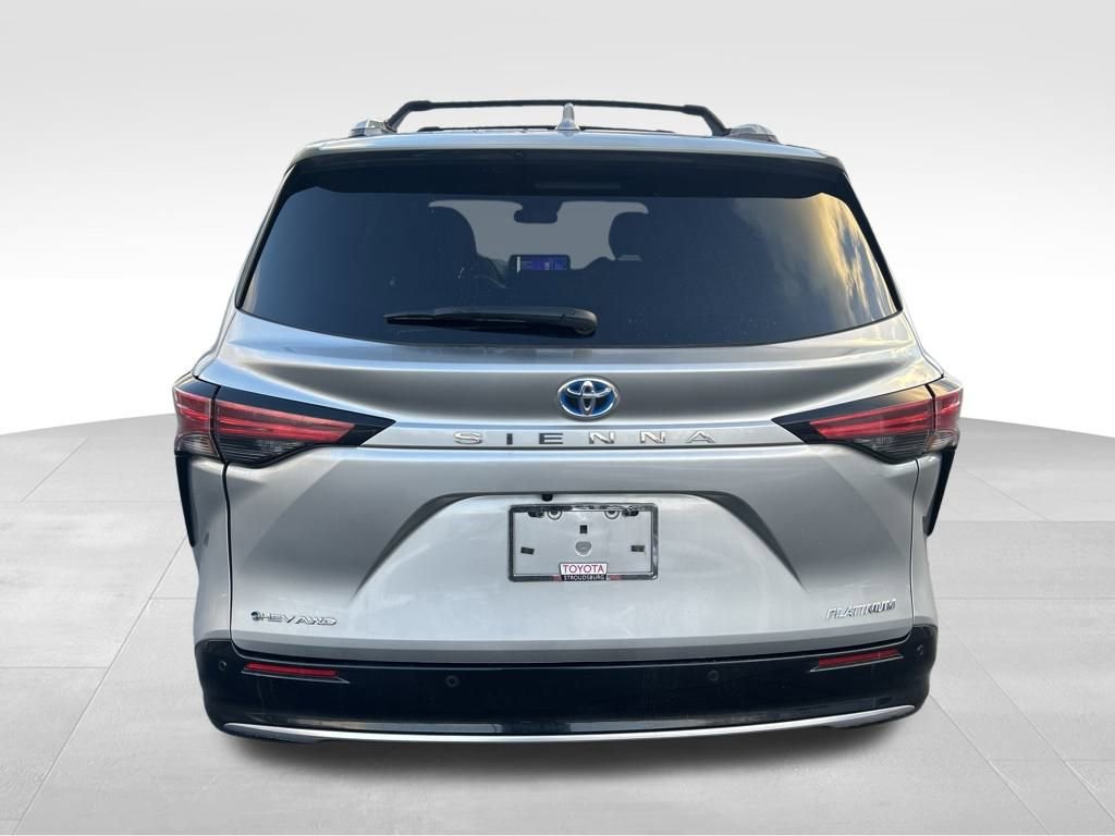 Used 2025 Toyota Sienna Platinum image 4
