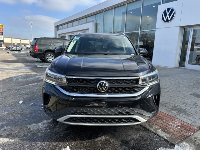 Certified 2024 Volkswagen Taos SE image 2