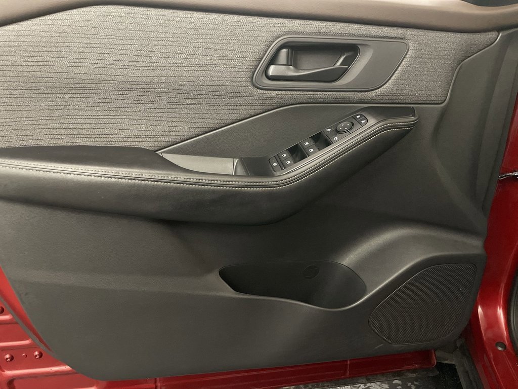 Used 2022 Nissan Rogue S image 15