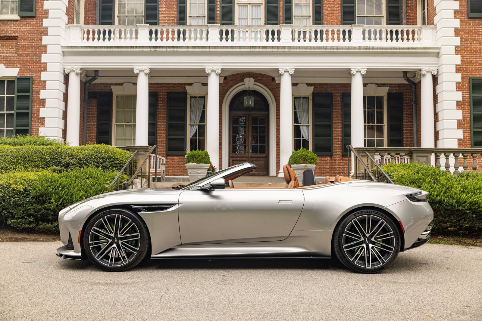 Used 2024 Aston Martin DB12 Convertible RWD image 38