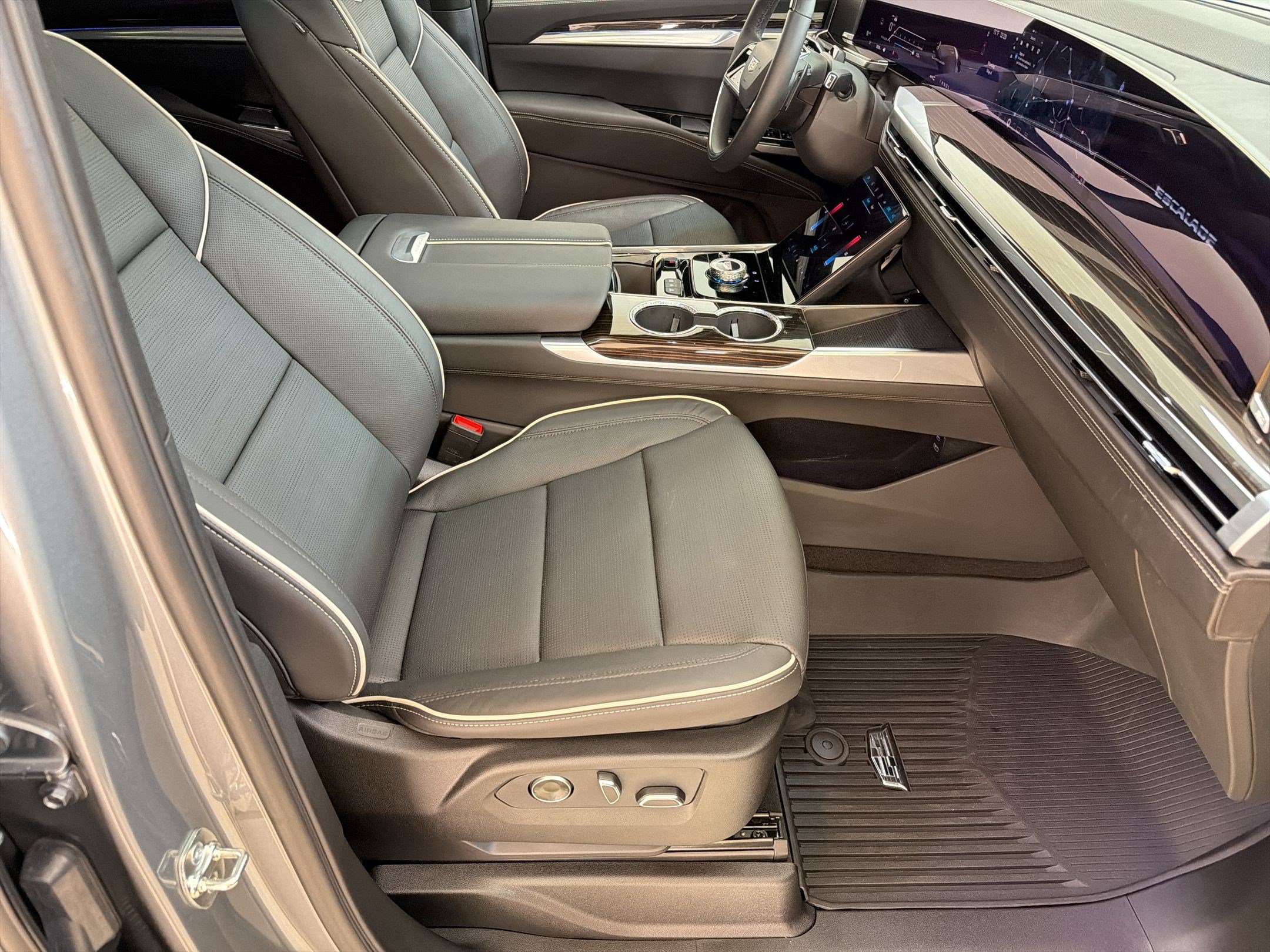 Certified 2026 Cadillac Escalade Luxury w/ LPO, Floor Liner Package AWD/4WD image 30