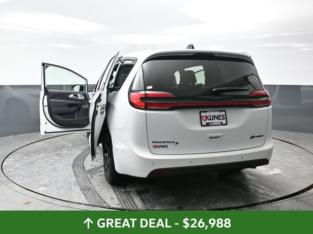 Used 2024 Chrysler Pacifica Select image 59