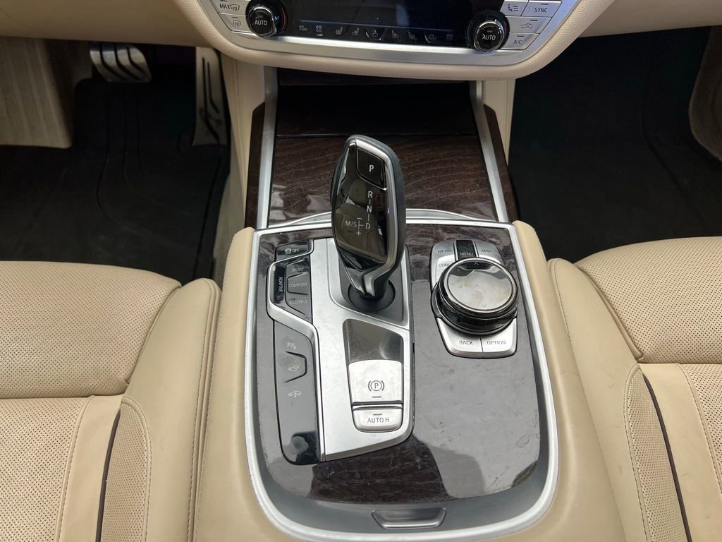 Used 2017 BMW 750i image 10