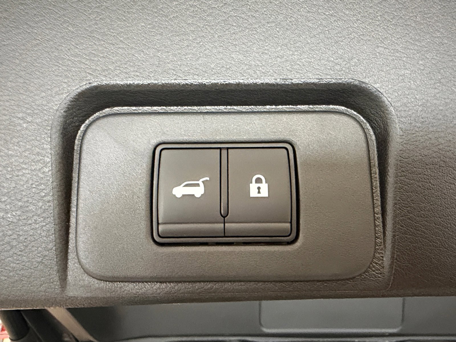 Used 2025 Nissan Rogue SV w/ SV Premium Package image 34